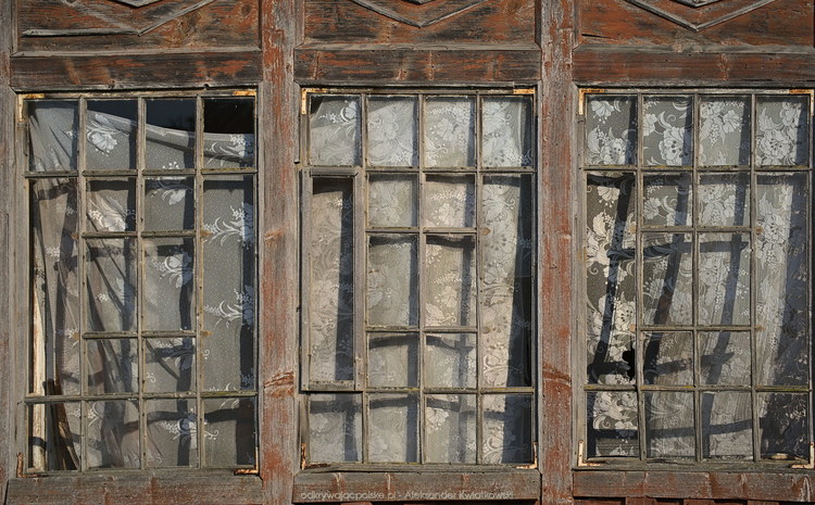 Okna starego domu w Jaśliskach (187.0166015625 kB)