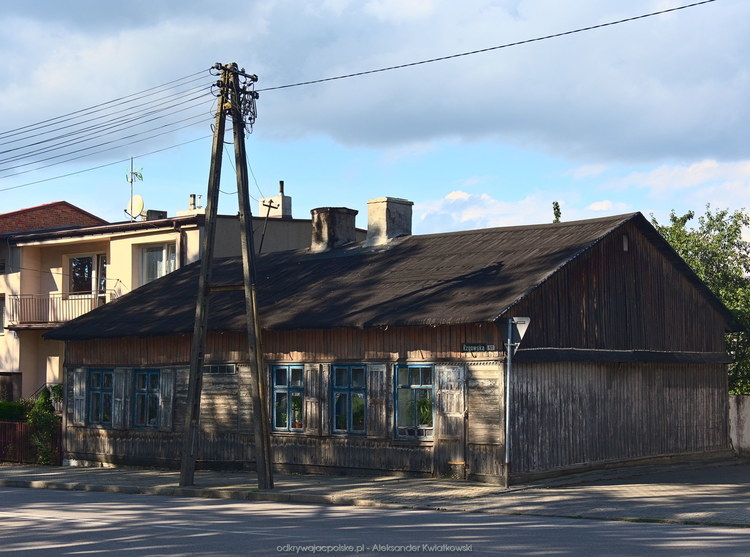 Drewniany dom w Tuszynie (138.595703125 kB)