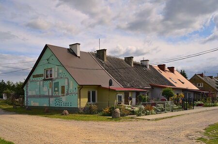Budynki we wsi Skierki
