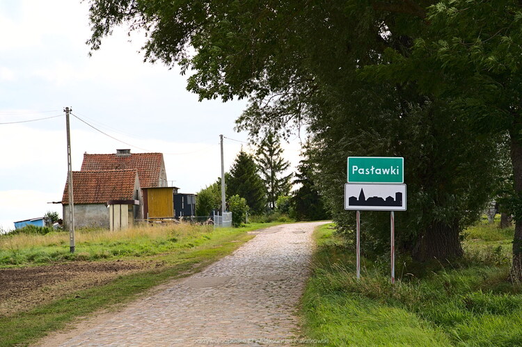 Wjazd do wsi Pasławki (184.7763671875 kB)