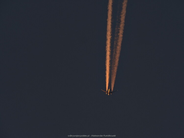 Pasażerowie samolotu mają piękny widok - 0.7° pod horyzontem (59.19140625 kB)