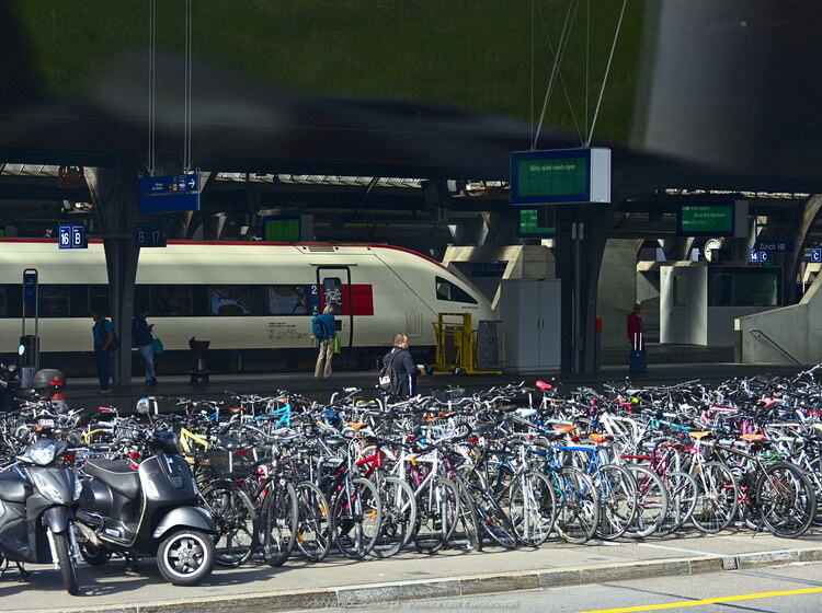 Gdzie jest mój rower? (główna stacja kolejowa Zurychu) (173.6767578125 kB)