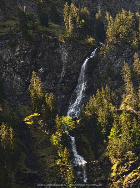 Jeden z wielu 'przydrożnych' wodospadów, niedaleko Burglauenen (143.4052734375 kB)