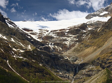 Vedretta di Cambrena i wodospady z topniejącego lodowca