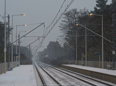 Ośnieżony przystanek kolejowy w Promnie