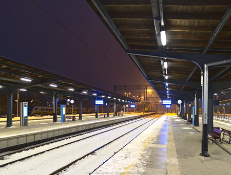 Czekając na poranny pociąg do Trzcińska